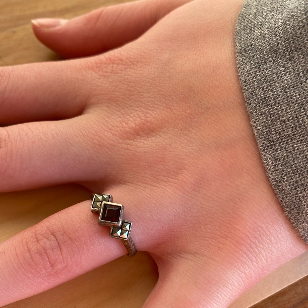 Vtg Garnet & Marquisite Bevel ring - Picture 2 of 7